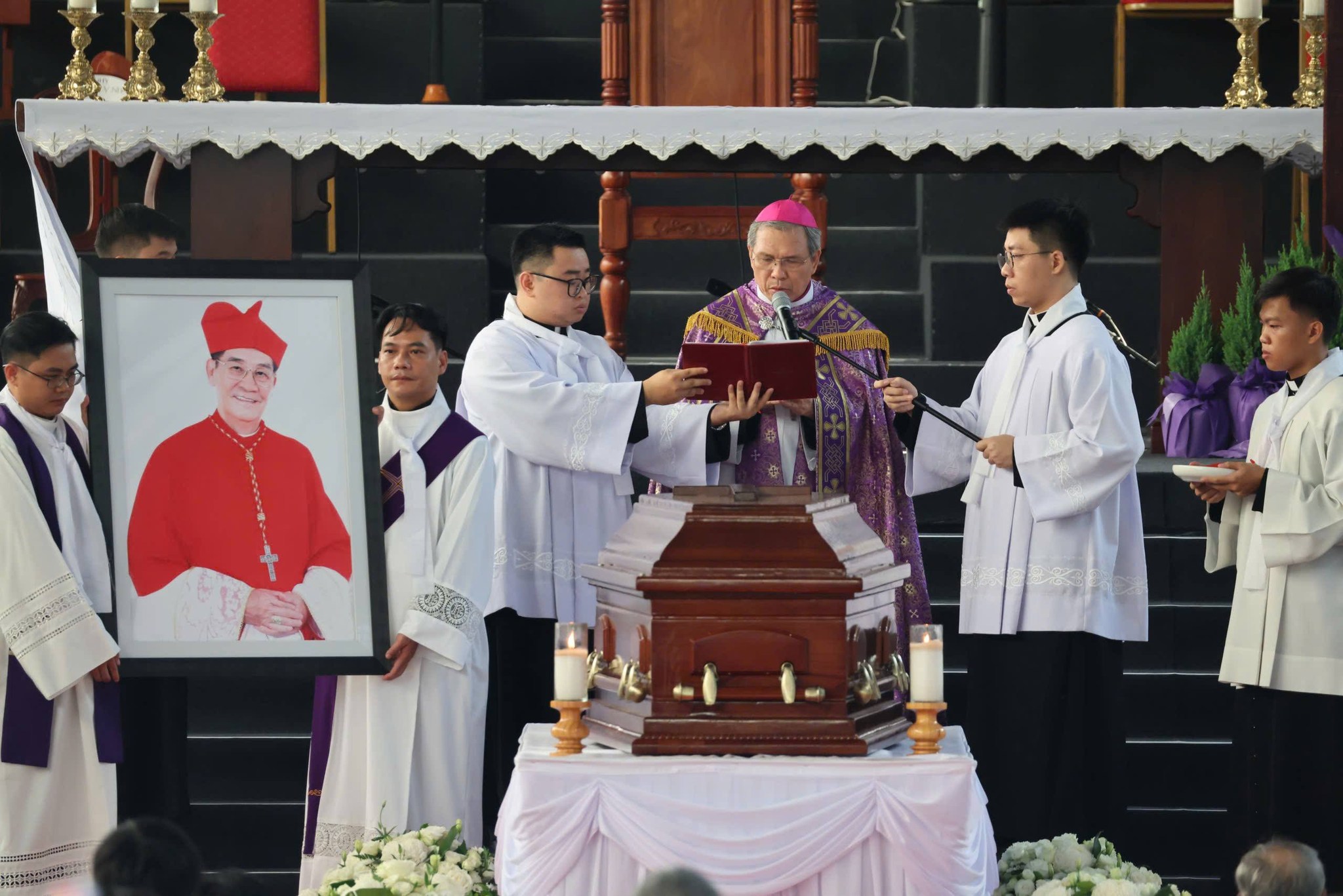 Di quan linh cữu Đức cố Hồng y Gioan Baotixita Phạm Minh Mẫn