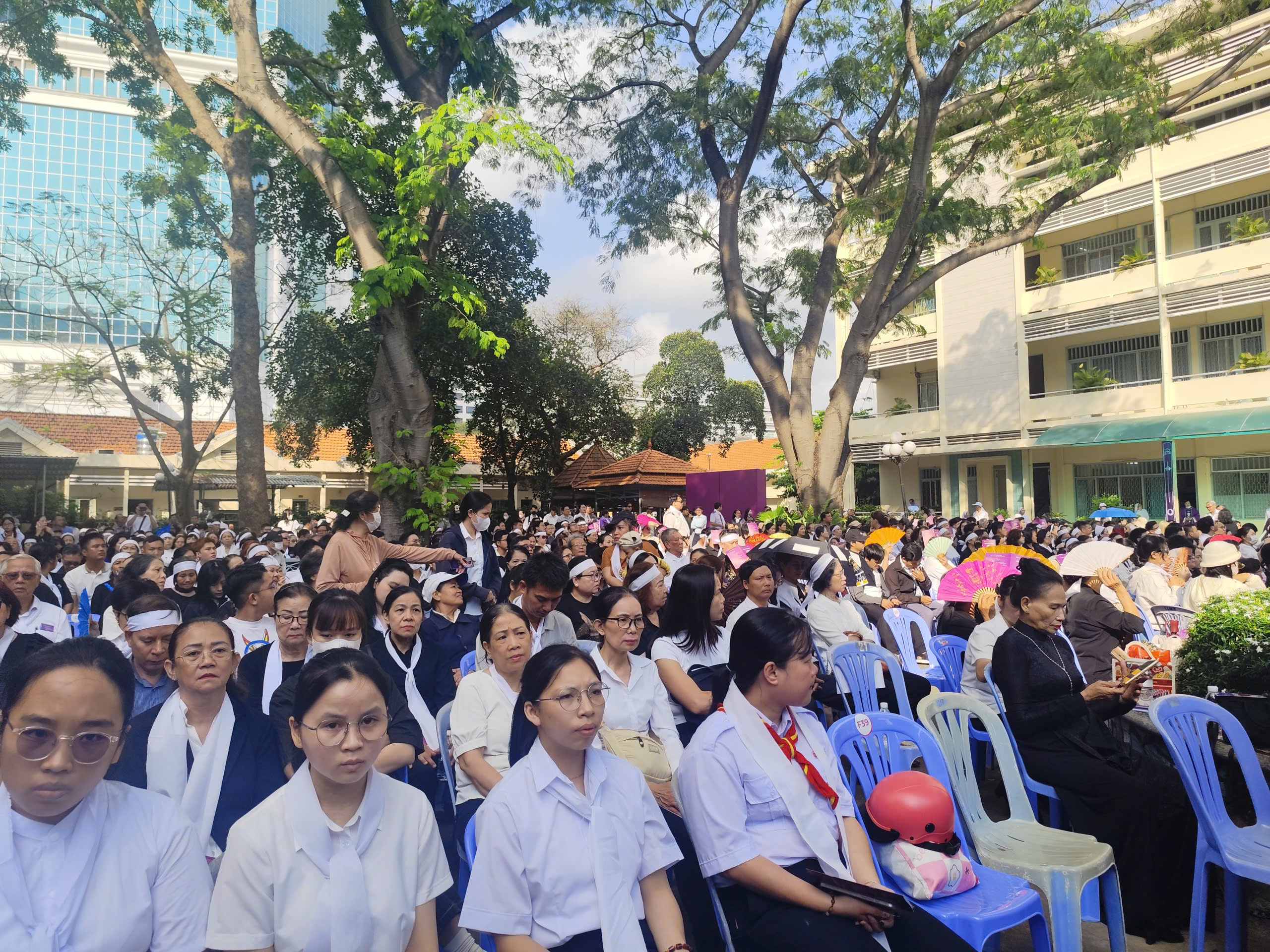 Hàng ngàn người tham dự thánh lễ an táng Đức Hồng y Gioan Baotixita Phạm Minh Mẫn