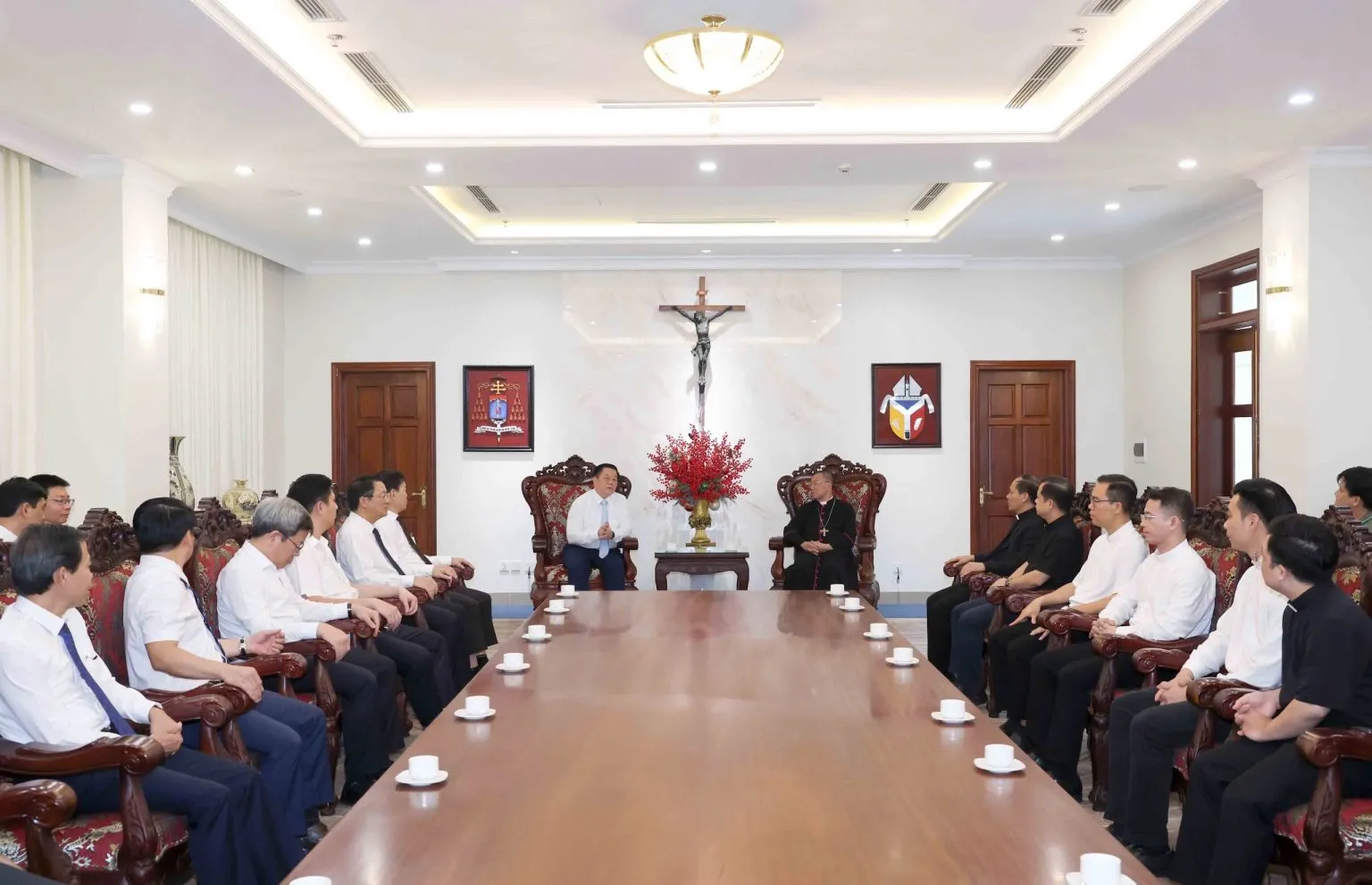 Ban Tuyên giáo và Dân vận Trung ương thăm Tòa Tổng Giám mục Hà Nội